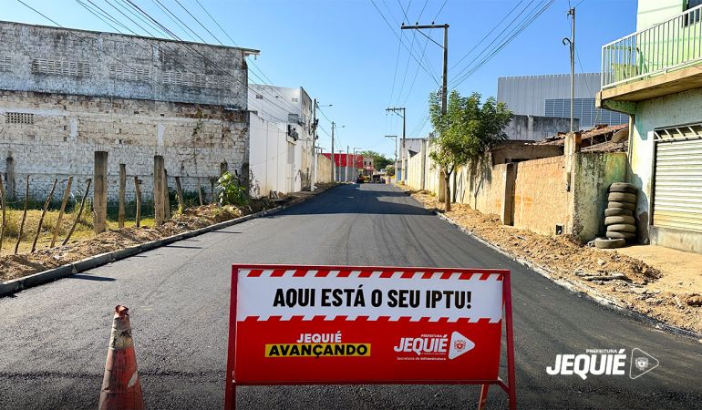 Prefeitura de Jequié inicia pavimentação asfáltica da rua do fundo do SAMU, no Pompílio Sampaio
